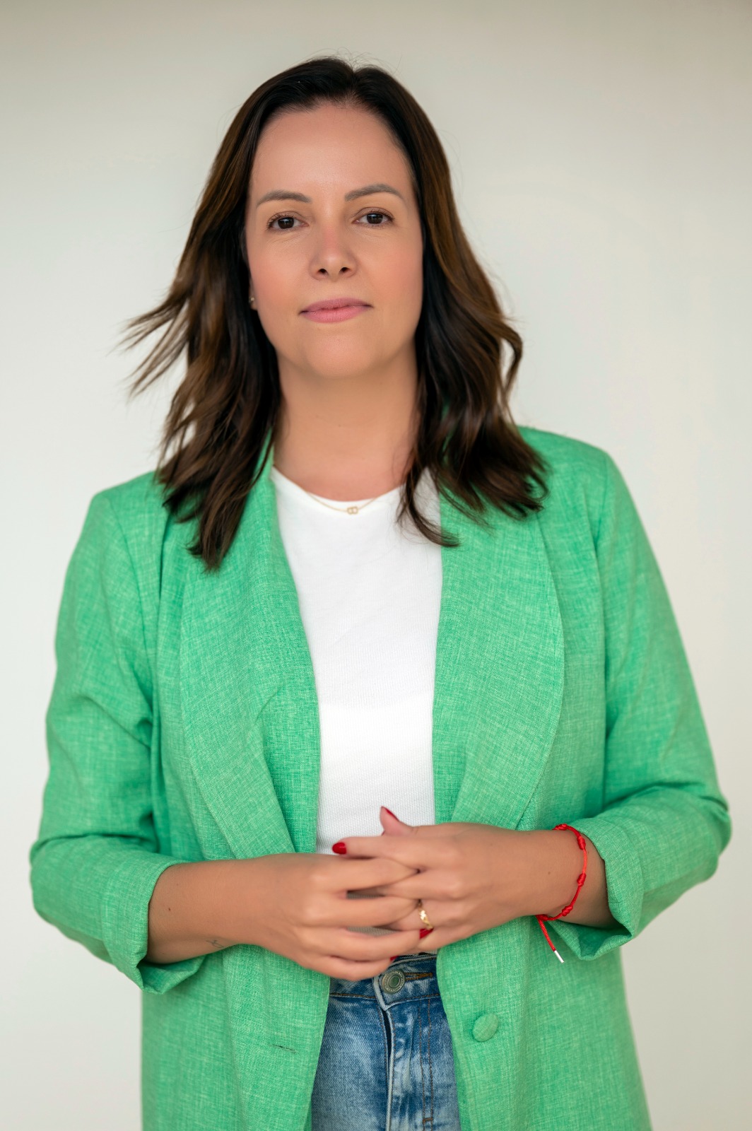 Bruna Barcelos em fundo claro